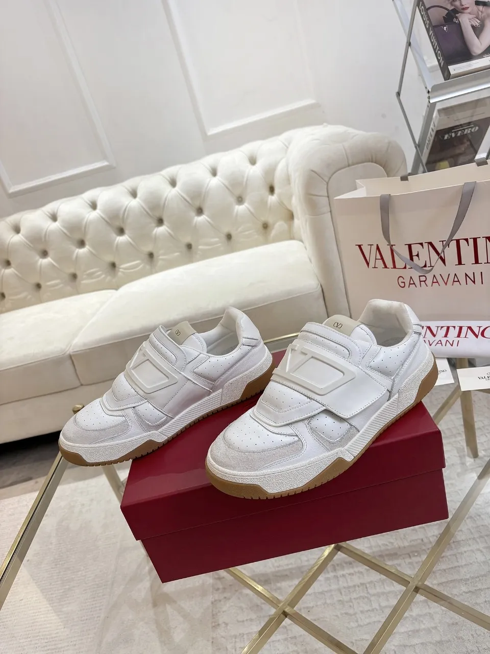 👟👟Ex-factory price 640👟👟 🔺Valentino🔺 Valentino casual shoes! Top version!  Purchase the original version and develop it 1:1! Lasting technology, classic splicing, fashionable and versatile, 🎁Full set of packaging at the same time at the counter. Fabric: customized cowhide + super soft sheepskin + mercerized cow suede. Lining: original double-sided velvet + breathable mesh. Outsole: original TPU material outsole, non-slip and wear-resistant. Code number: men 39~46